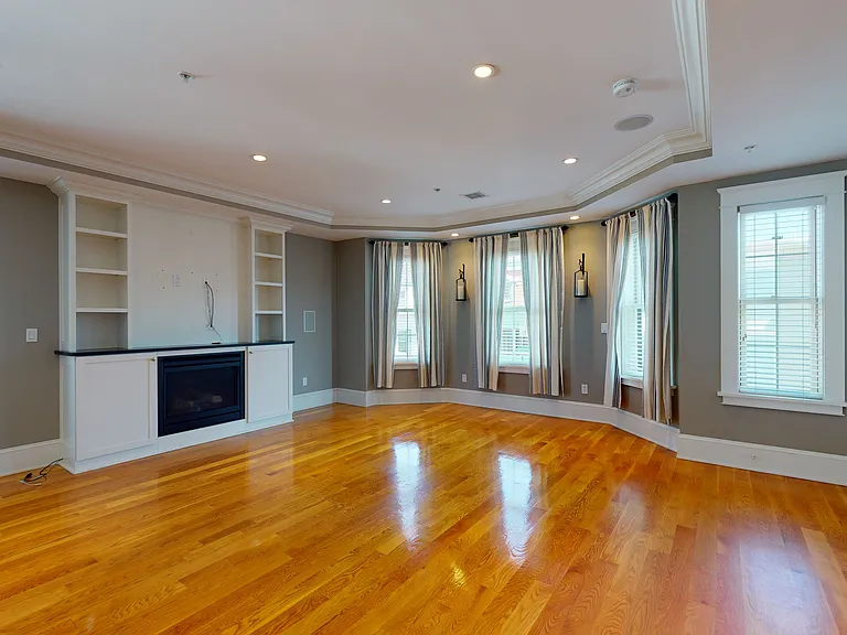 721 E 6th St #4 — Photo 5