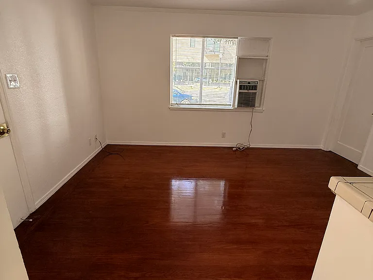 1616 S St #6 — Photo 14