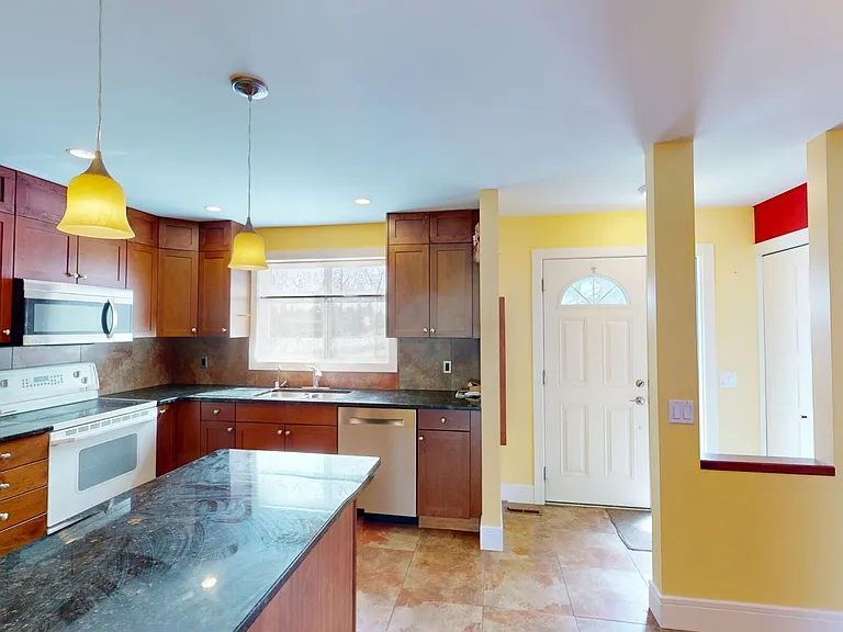 502 Silvercreek Close NW — Photo 2