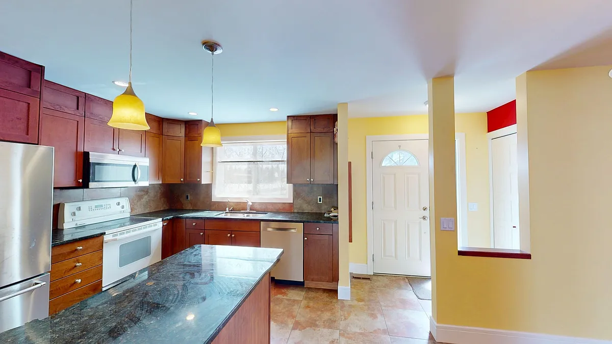 Building Photo - 502 Silvercreek Close NW