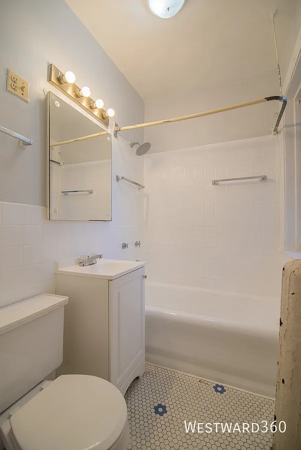 Spacious 1BR Steps from Transit and Downtown Andersonville — Photo 3