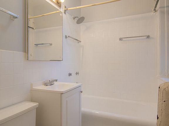 3rd image of 6055 N Ridge Ave #1