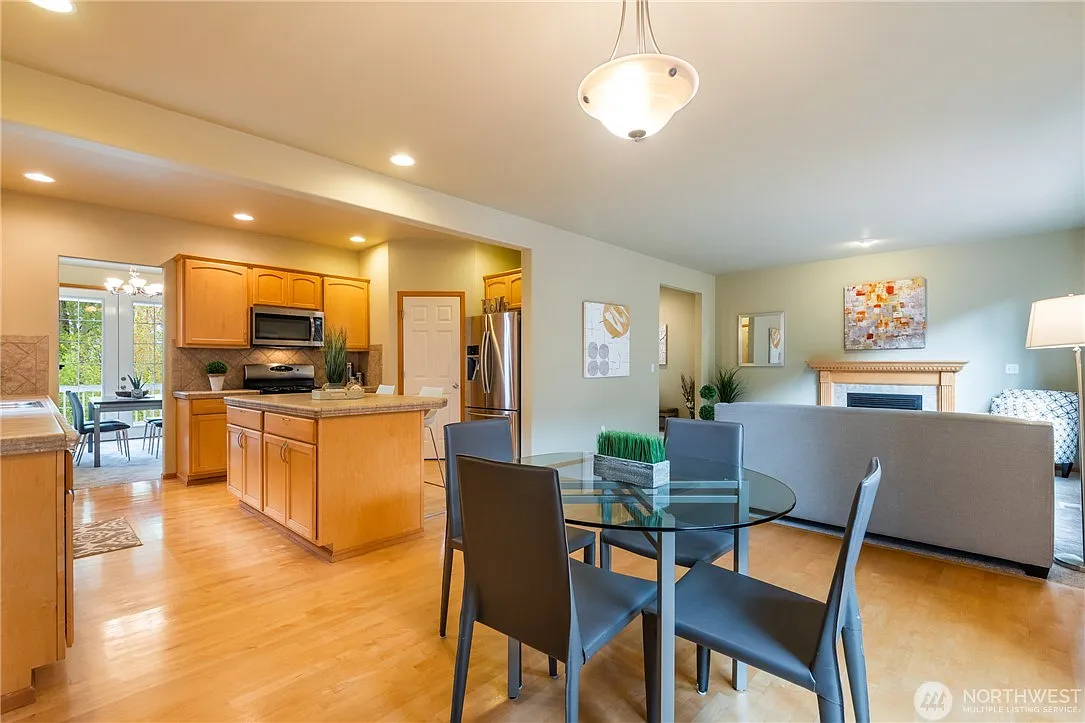 4 bed, 3.5 bath, 2870 sqft, $4,300 — Photo 4