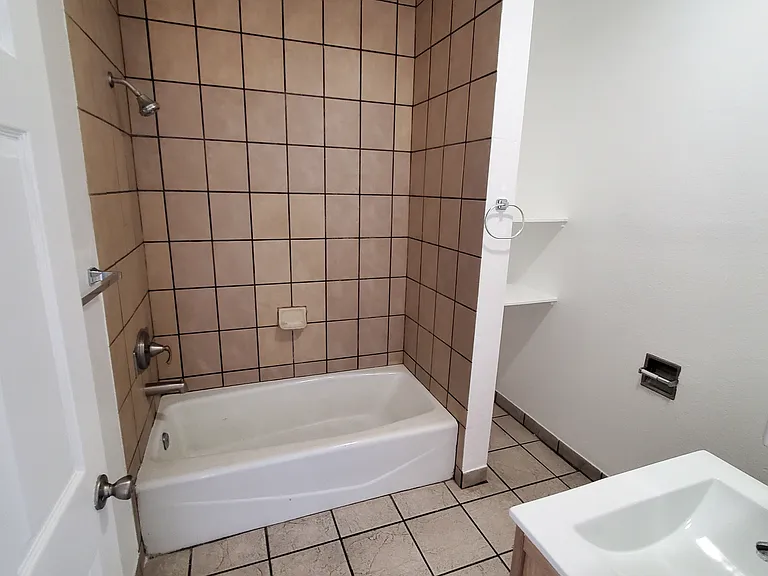 855 W 102nd St #7 — Photo 10