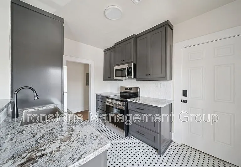 1435 S Peoria Ave — Photo 7