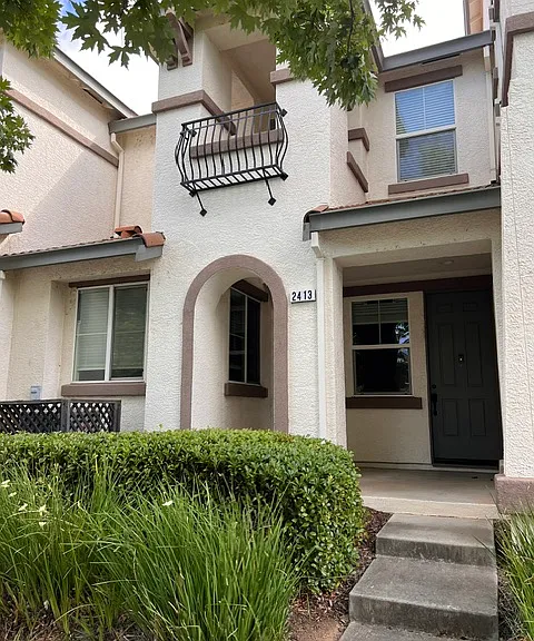 2413 Las Palomas Loop — Photo 1