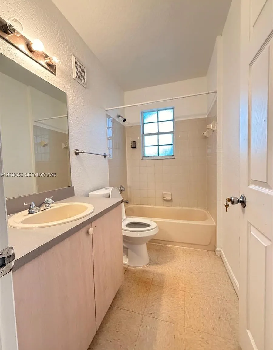 Belmont At North Lauderda — Photo 4
