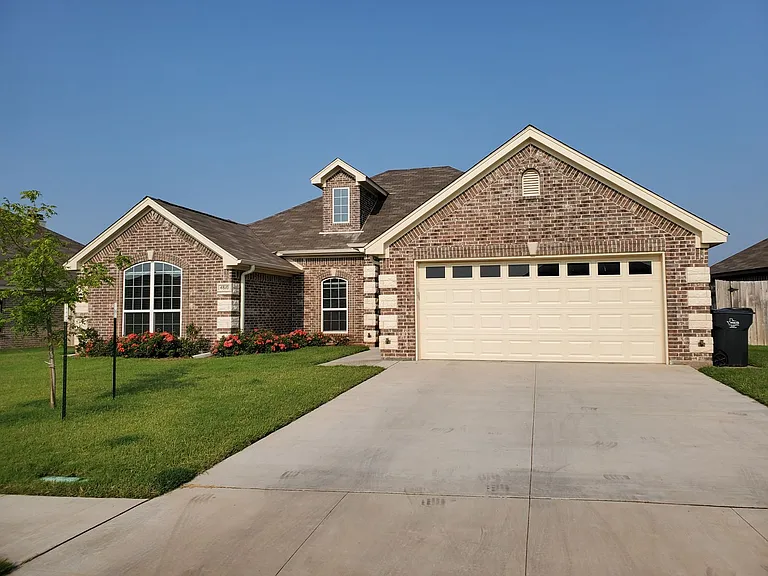 4810 Falcon Crest Blvd — Photo 1