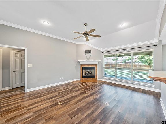 4th image of 401 Amanda Ct