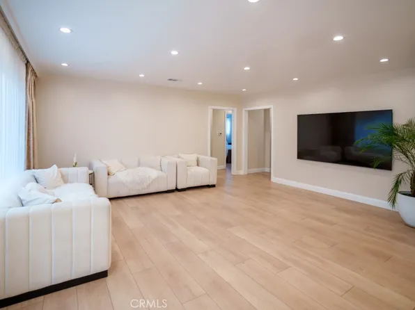 15500 Chatsworth St, Mission Hills, CA 91345