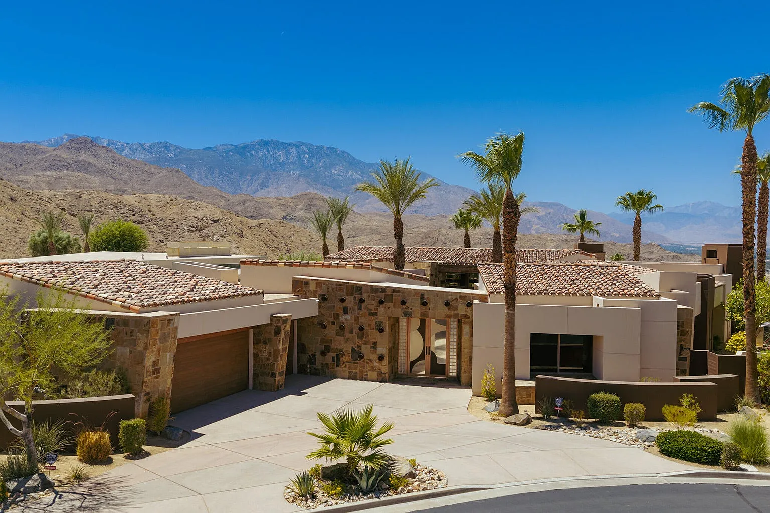 5 bed, 5813 sqft, $35,000 — Photo 1