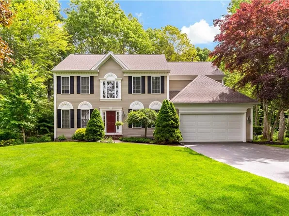 110 Fieldstone Ln, Saunderstown, RI 02874