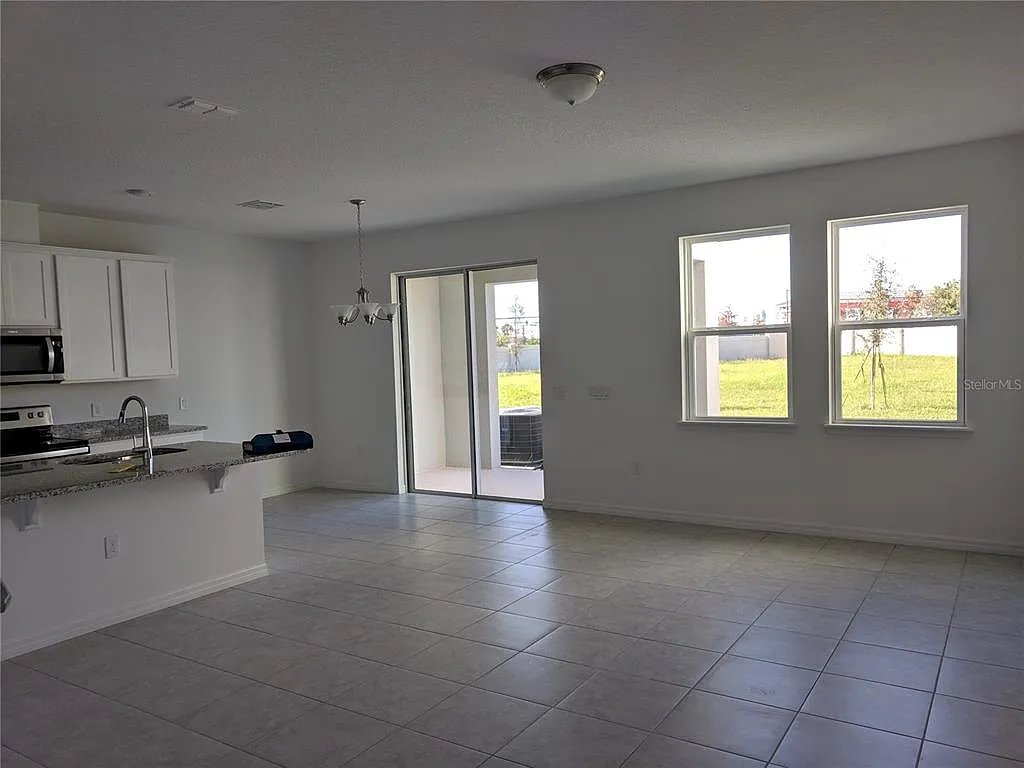 3 bed, 2.5 bath, 1747 sqft, $2,400 — Photo 4