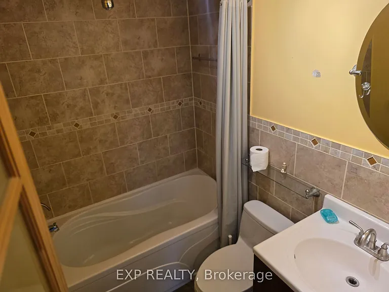 1296 Valerie Cres W — Photo 12