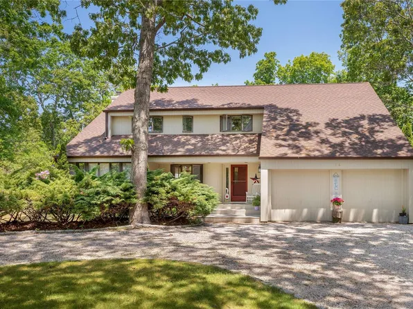 16 Windermere Close, Hampton Bays, NY 11946