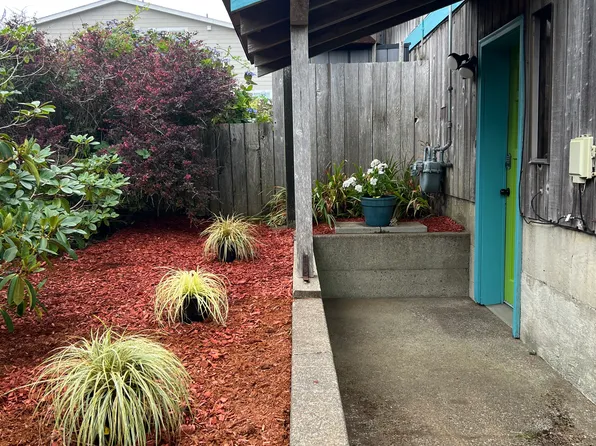 408 NW 10th St #1, Newport, OR 97365