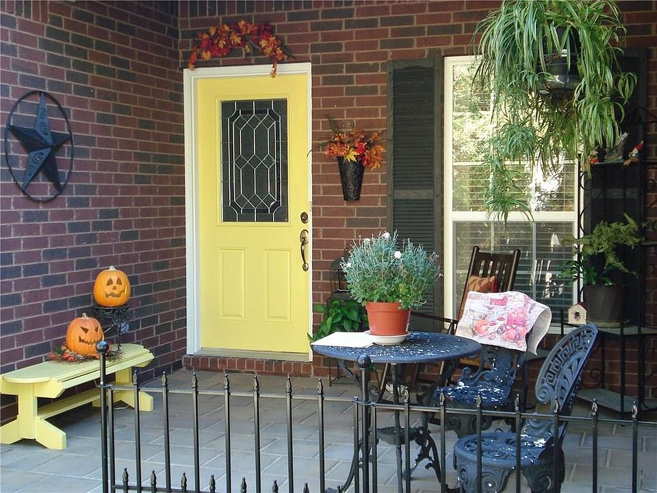 1st image of 18 Bedford Ln