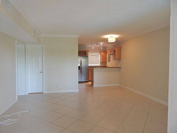 3rd image of 924 SE 2nd St APT 24