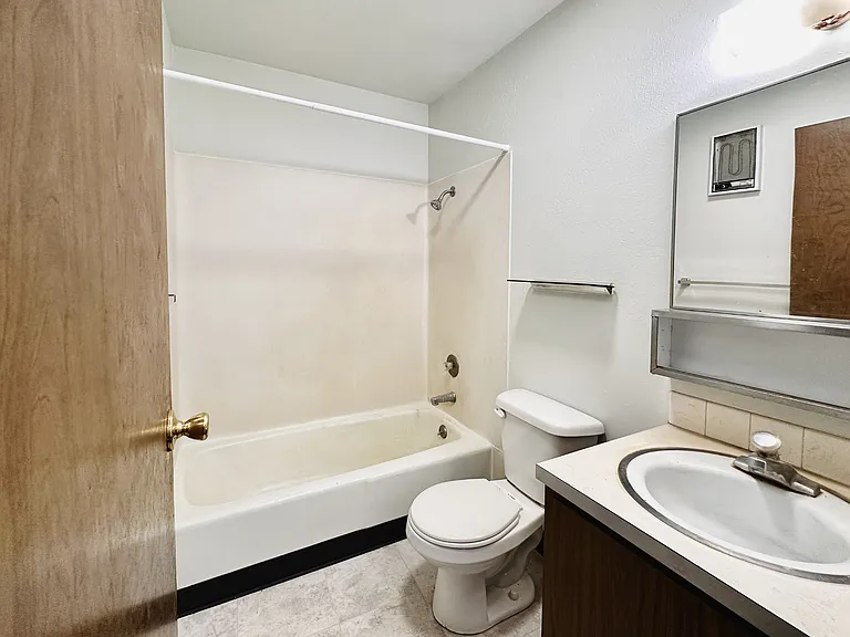319 E 6th St — Photo 19
