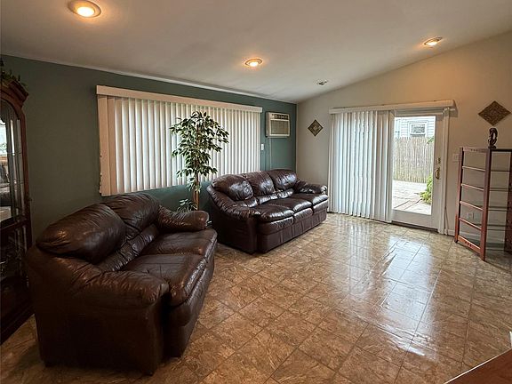 5th image of 1009 Huckleberry Road