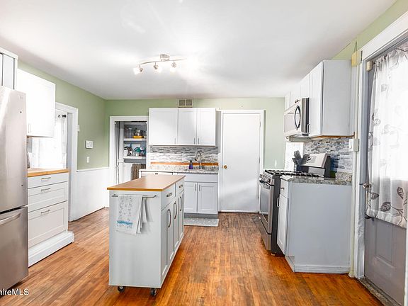 4th image of 35 Danforth Ave