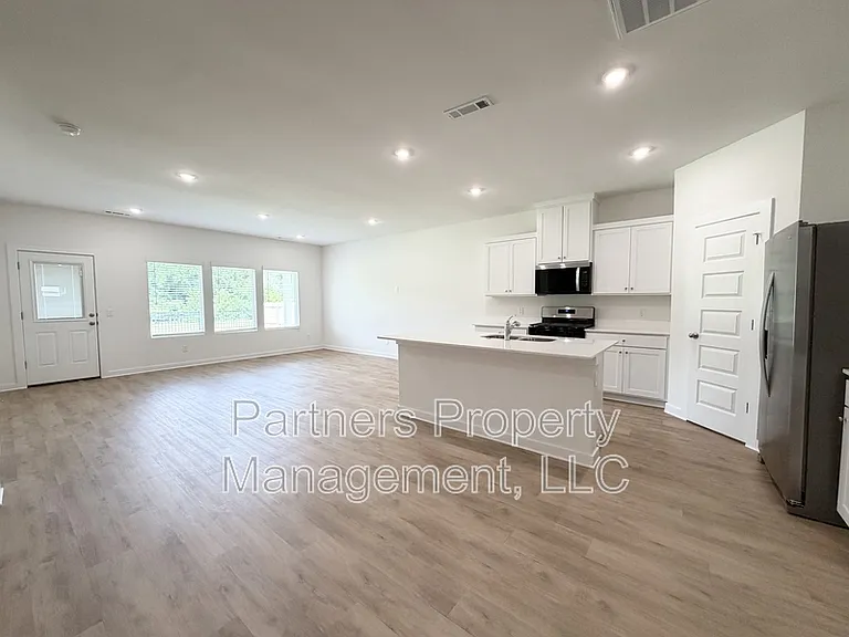 537 S Neon Ave — Photo 3