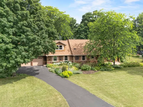 S56W23606 Maplewood Ter, Waukesha, WI 53189