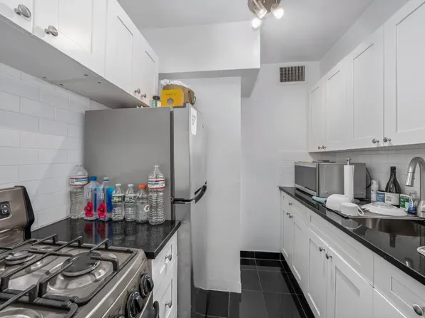 321 East 48th Street image 4 of 7