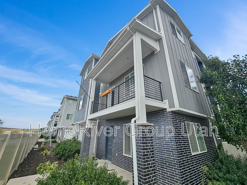 3 bed, 3.5 bath, 1842 sqft, $2,300 — Photo 3