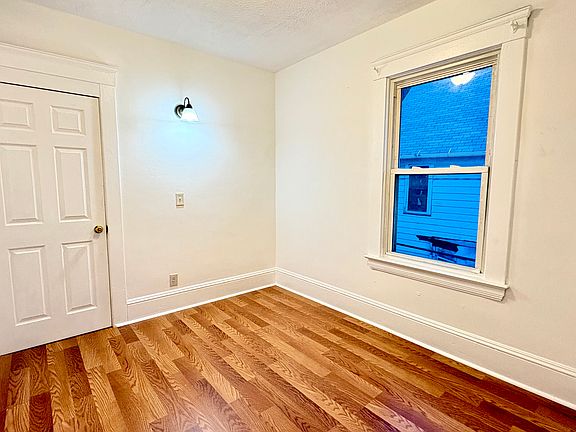 4th image of 906 E 76th St Unit 4