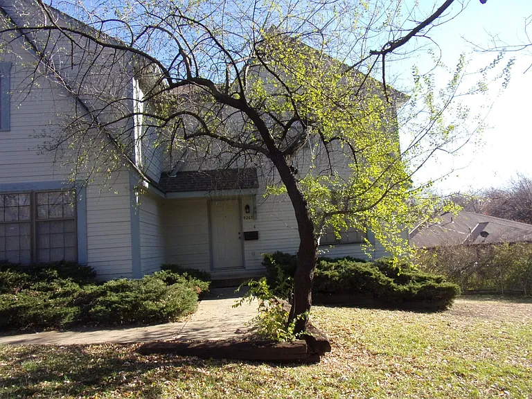 9207 Wornall Rd — Photo 1