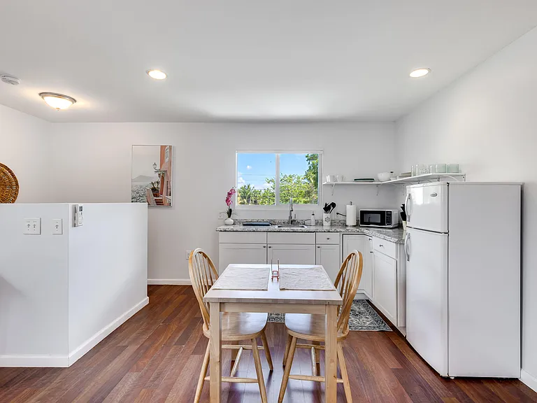 242 SW 9th St — Photo 33