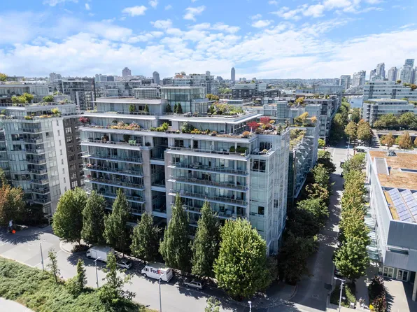 1633 Ontario St #806, Vancouver, BC V5Y 0C2