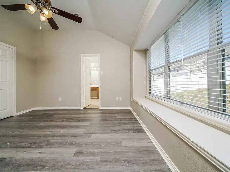409 Creekview Dr — Photo 11
