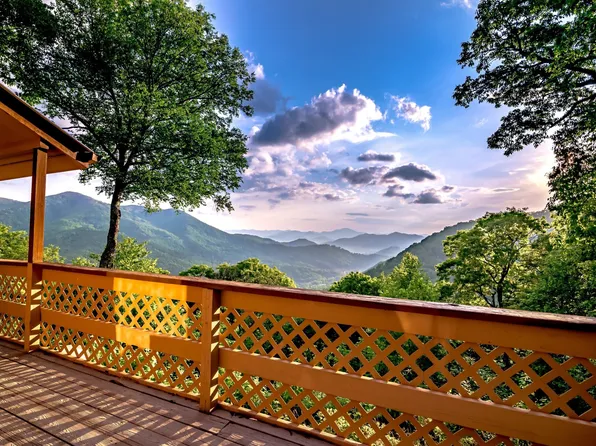70 Sparrow Ln, Maggie Valley, NC 28751