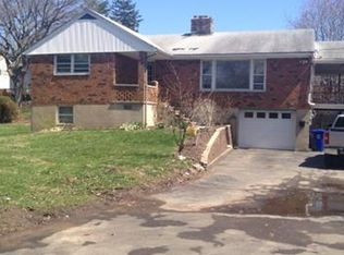 28 Macintosh Rd, Norwalk, CT 06851