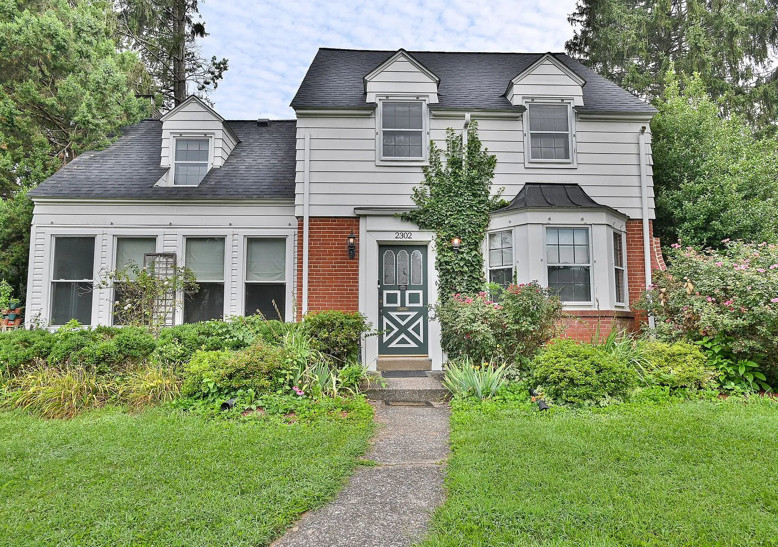 Beautiful Single Family in Bellevue Park — Photo 1