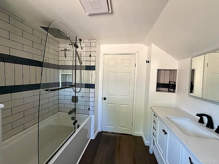 107 E Peck St — Photo 12