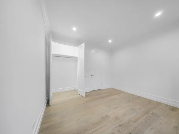 31-14 Crescent Street image 12 of 15