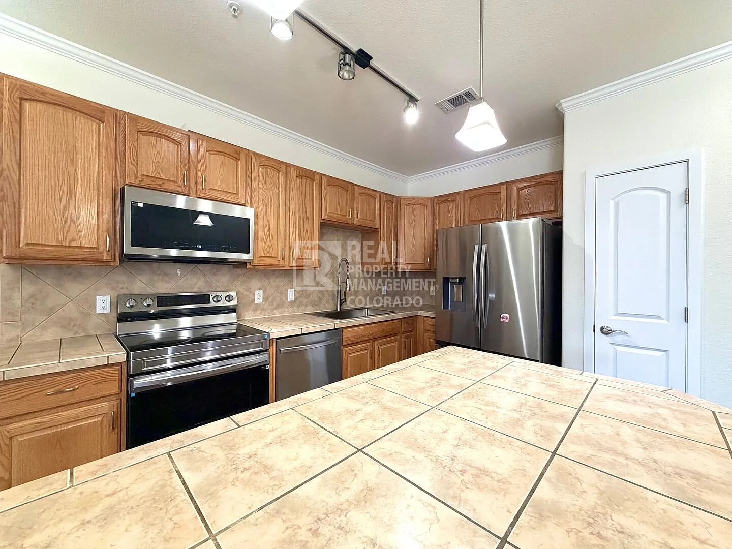 Lone Tree Condo with Mountain Views, Garage, Reserved Parking and Pool - 10184 Park Meadows Dr #1... — Photo 2