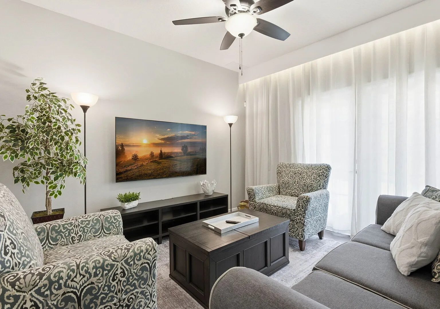 Beautiful Home, Themed Rooms, Prime Location — Photo 1