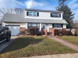 30 Iroquois Pl, Farmingdale, NY 11735