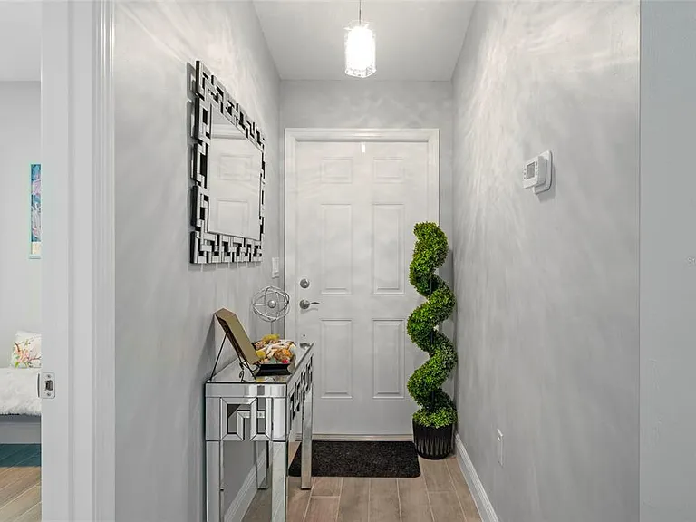 2098 Como St — Photo 7