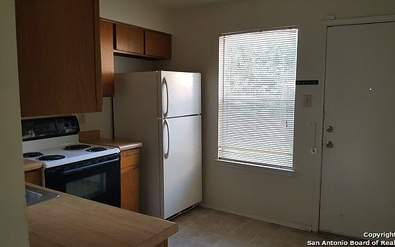 4th image of 8913 Fall River Dr
