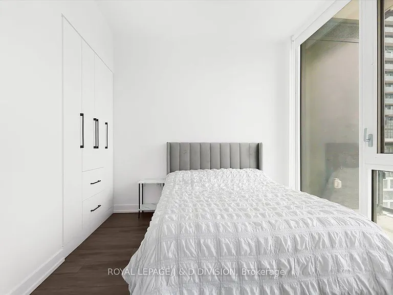 158 Front St E #1018 — Photo 16