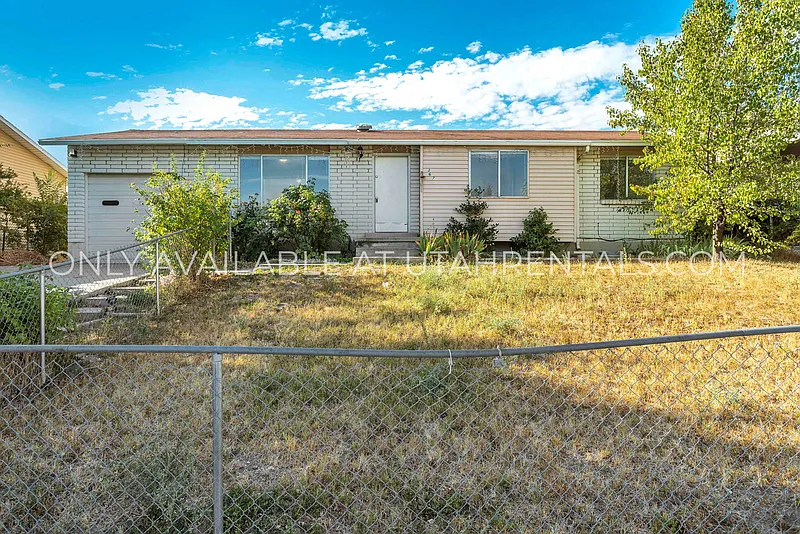7 bed, 3.0 bath, 2156 sqft, $2,800 — Photo 2