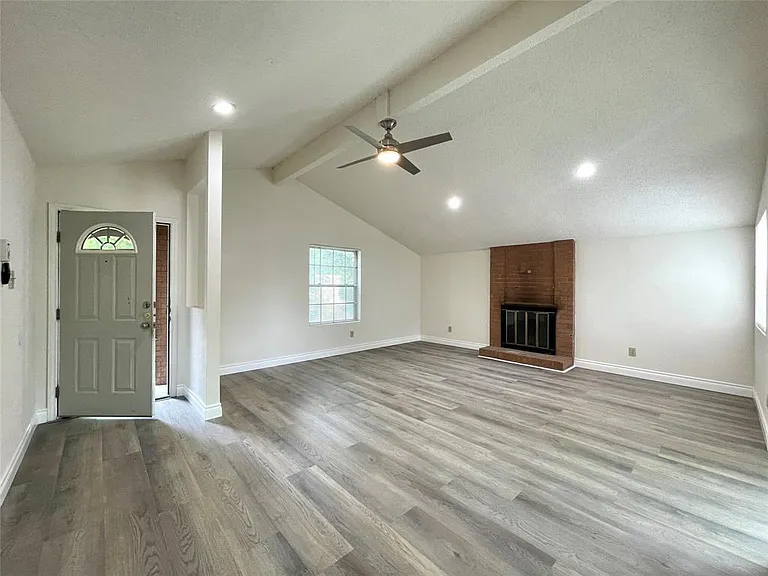 1729 Cricket Hollow Dr — Photo 2