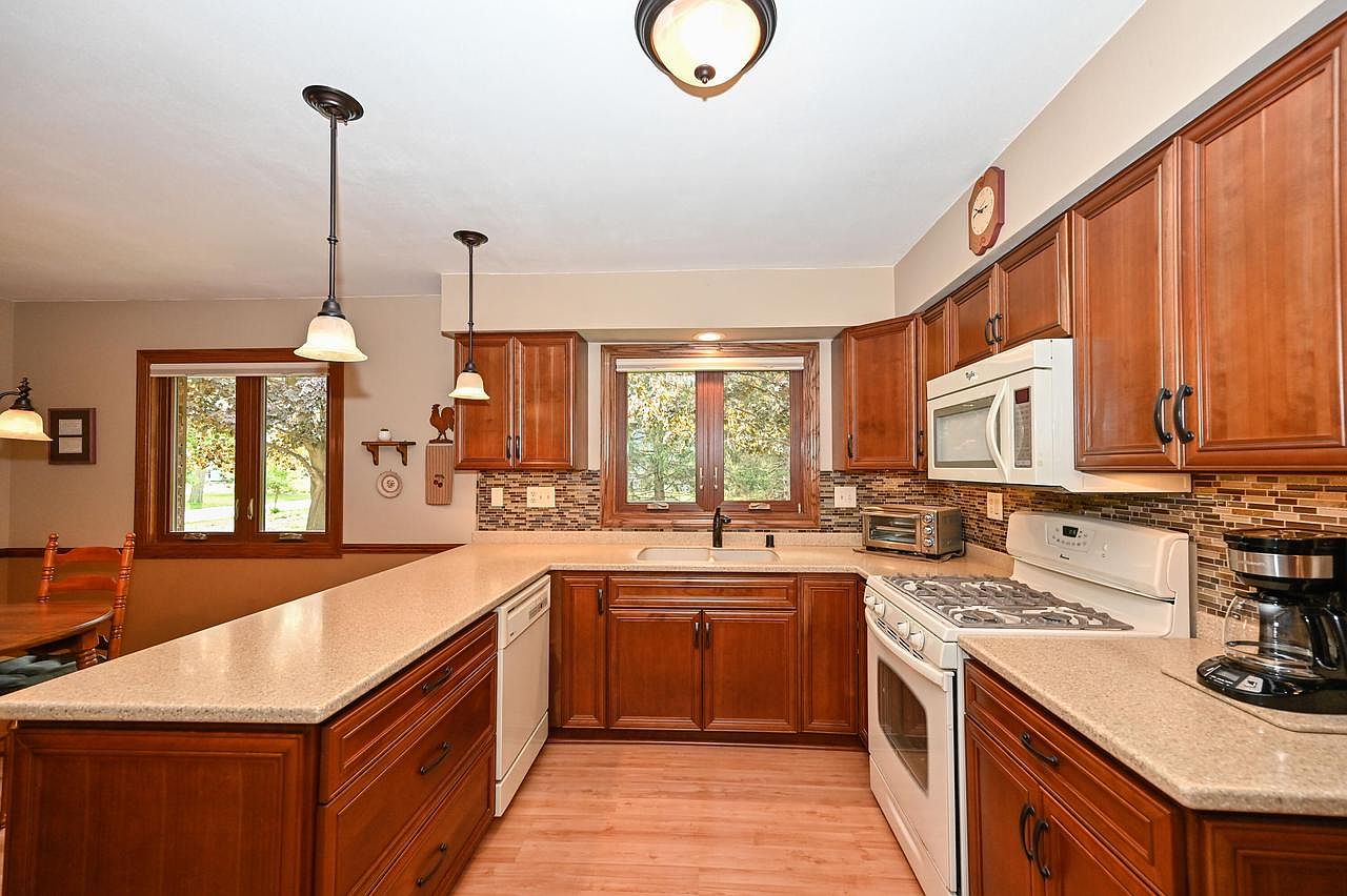 7903 West Bur Oak DRIVE, Franklin, WI 53132 Zillow