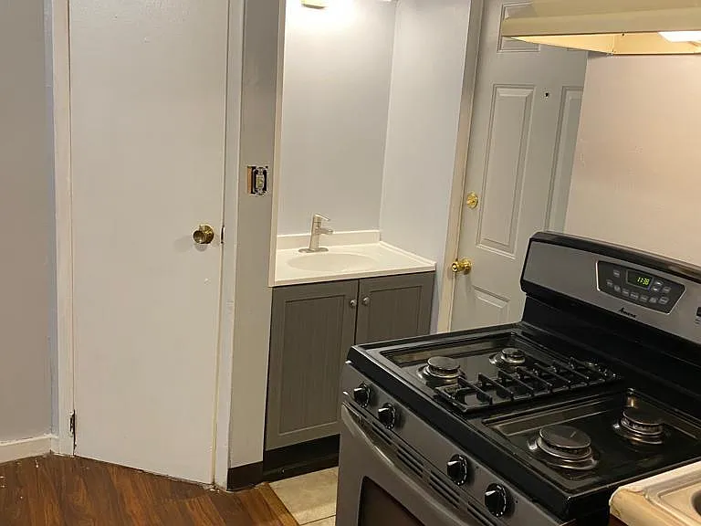 130 W Elm St #B — Photo 10