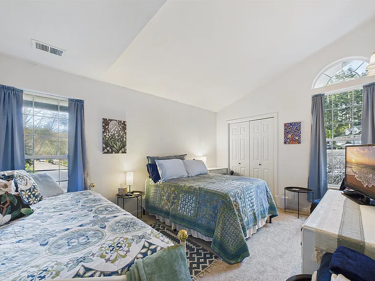 +Bedroom 4
+Full size and Daybed
+Closet
+TV
+Desk
+Dresser/closet
+Blackout blinds
+Bedroom door lock